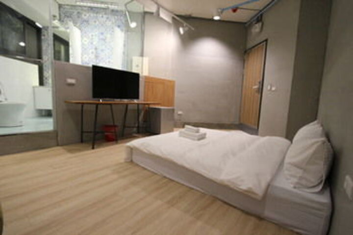 Room 33 of 64
