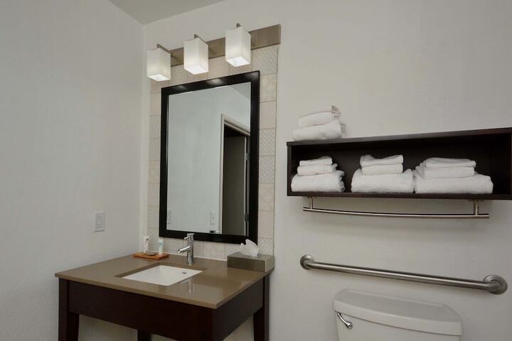 2 Queen Beds (10 of 10)