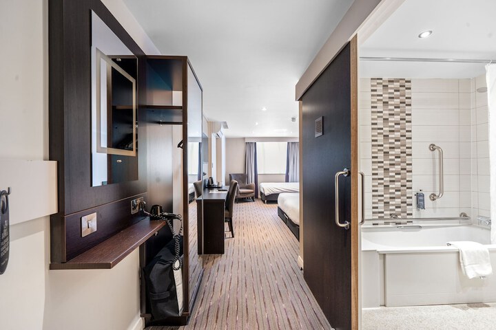 Room 11 of 49