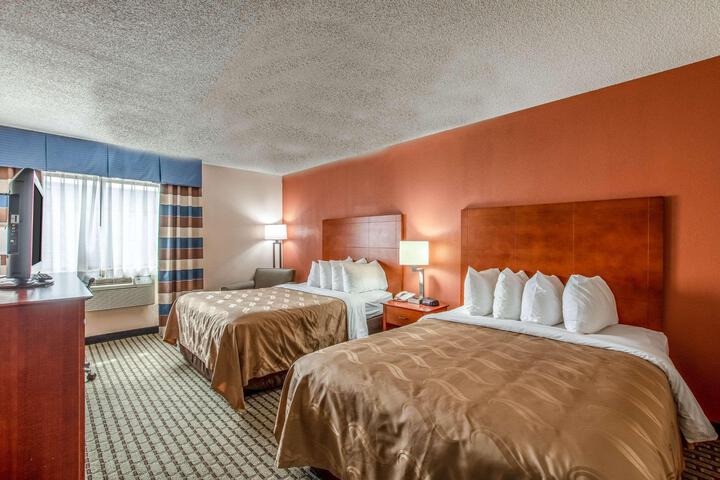 2 Queen Beds (3 of 9)
