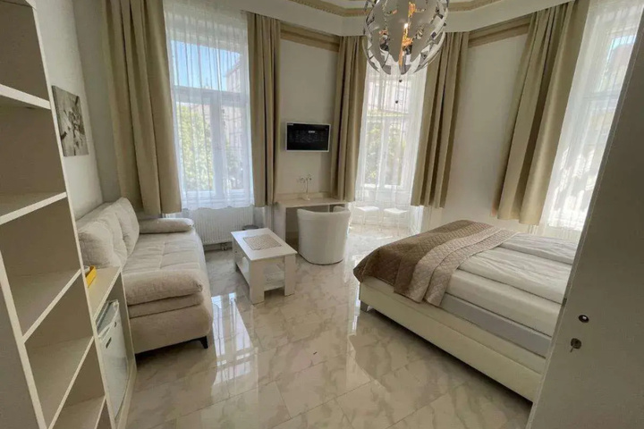 Room 6 of 10