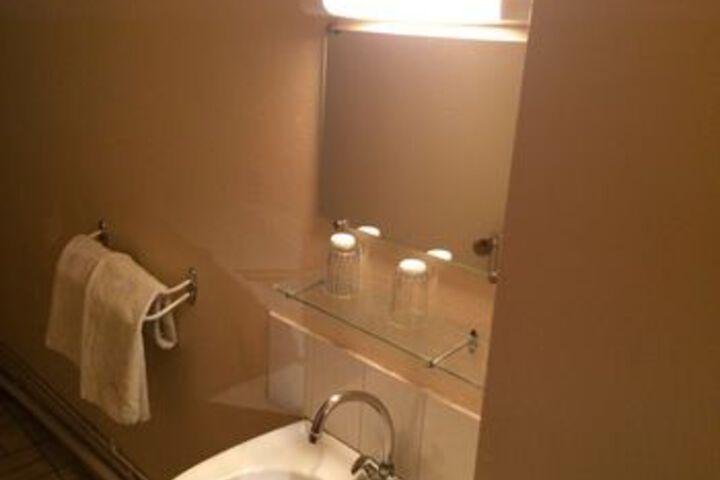 Room 8 of 28