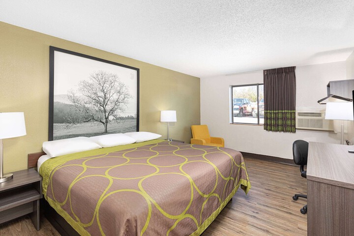 1 King Bed (8 of 10)