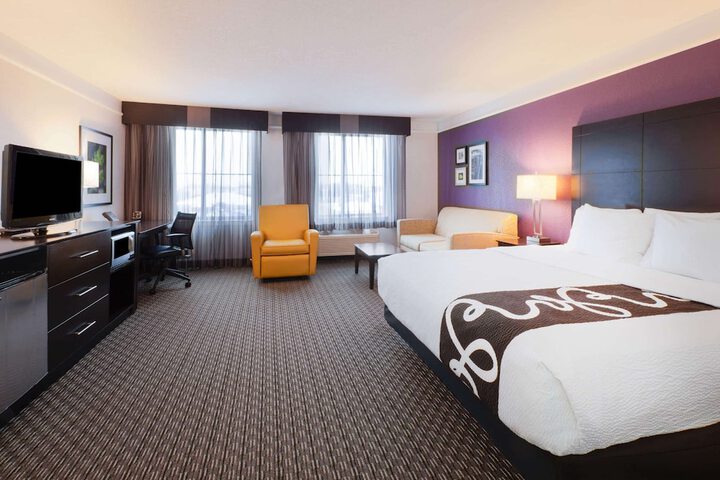 1 King Bed (4 of 10)