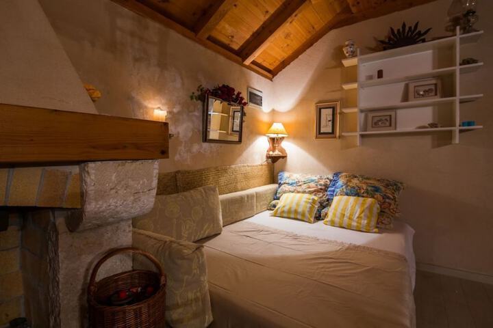 Room 4 of 25