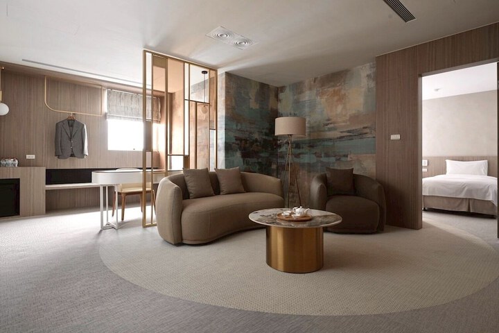 Room 32 of 65