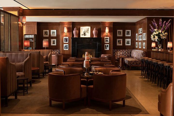 Lobby lounge