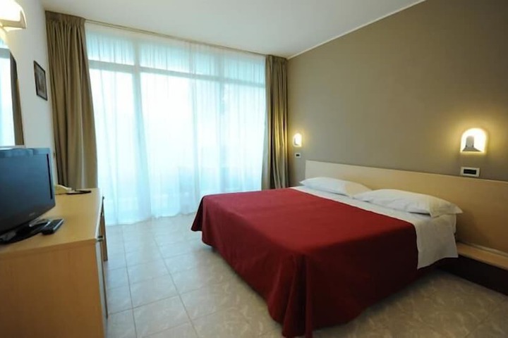 Room 10 of 25