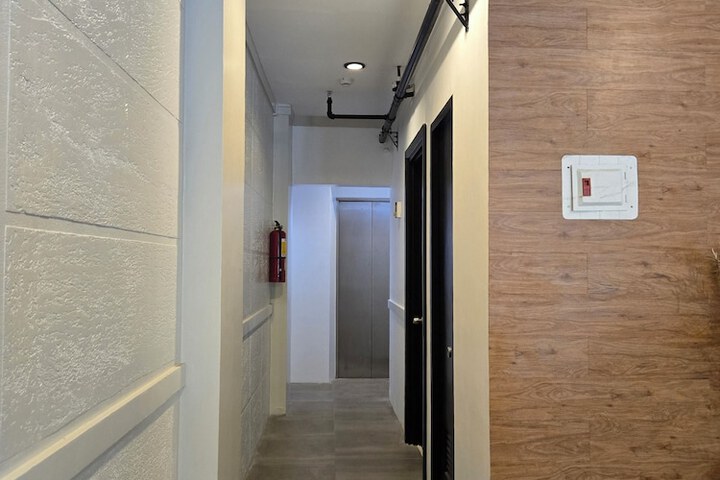 Ballroom/Hall 24 of 30