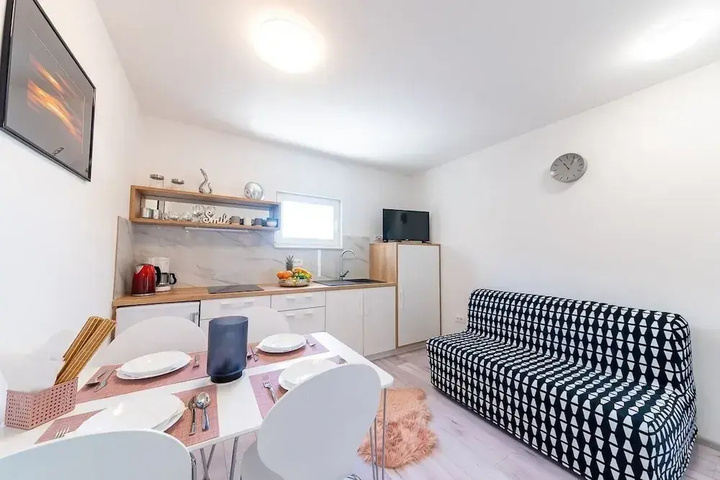 Room 5 of 11