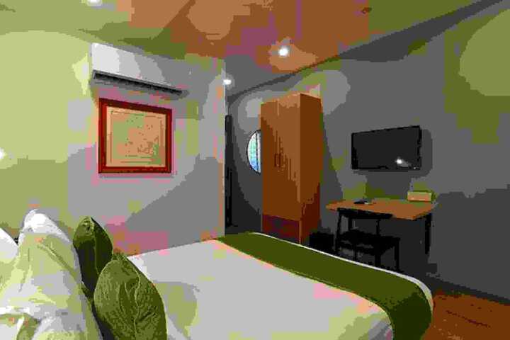 Room 9 of 16