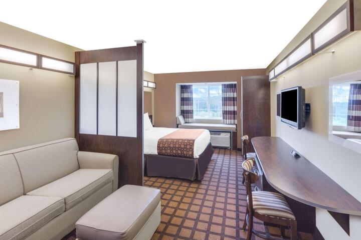 1 Queen Bed (6 of 13)