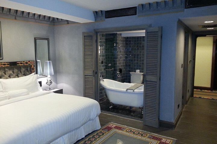Deep soaking bathtub