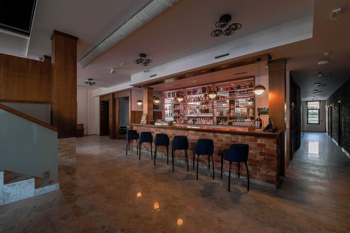 Lounge 97 of 113