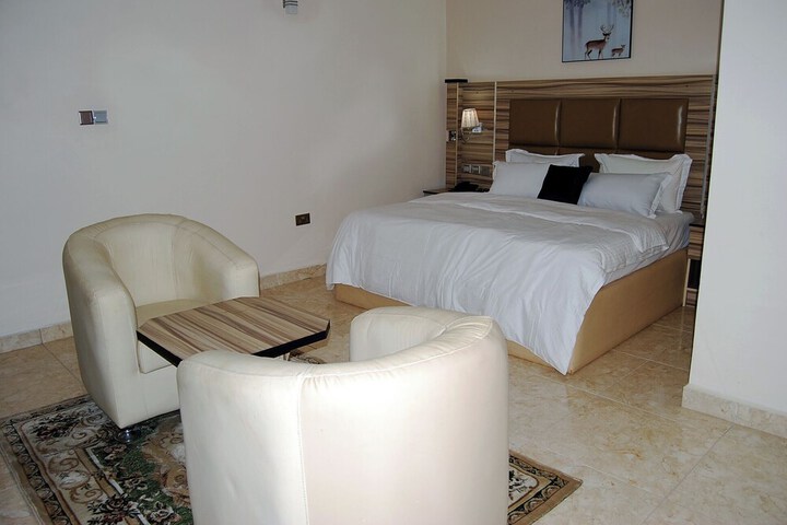 Room 10 of 37