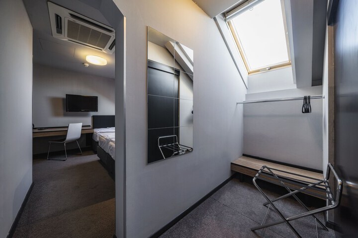Room 30 of 97