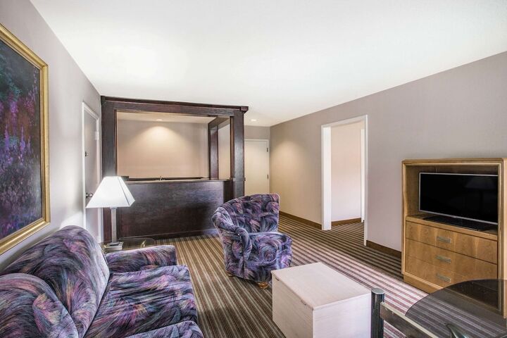 1 King Bed (2 of 8)