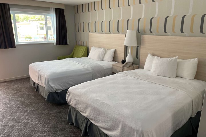 2 Queen Beds Outdoor Pool Area Desk Work Space Refrigerator, Coffee and Tea Maker Full Breakfast (19 of 20)