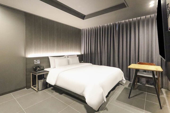 Room 6 of 42