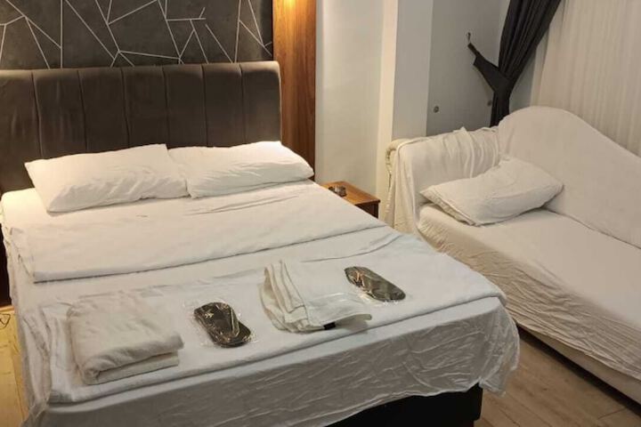 Room 6 of 10