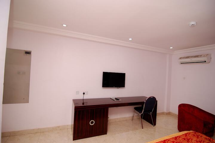 Room 27 of 99