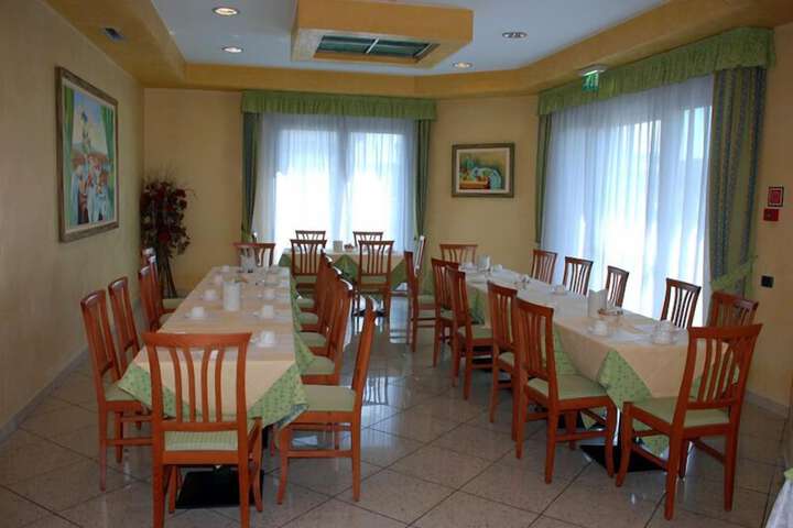Dining 11 of 20