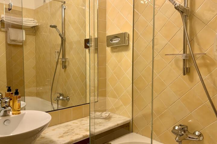Room 120 of 249