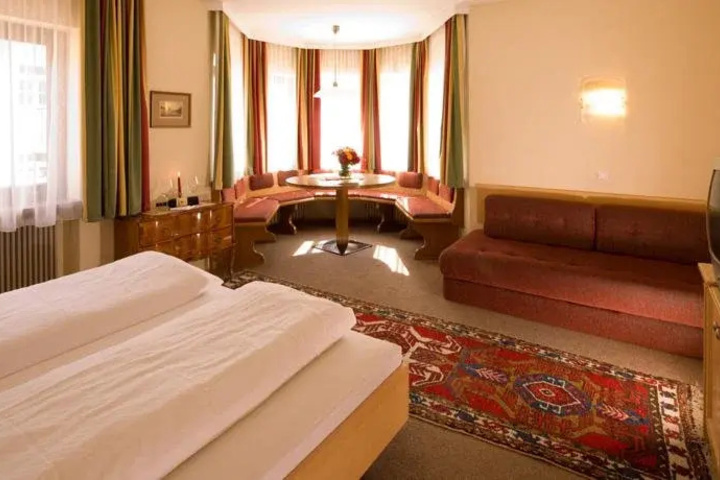 Room 4 of 12