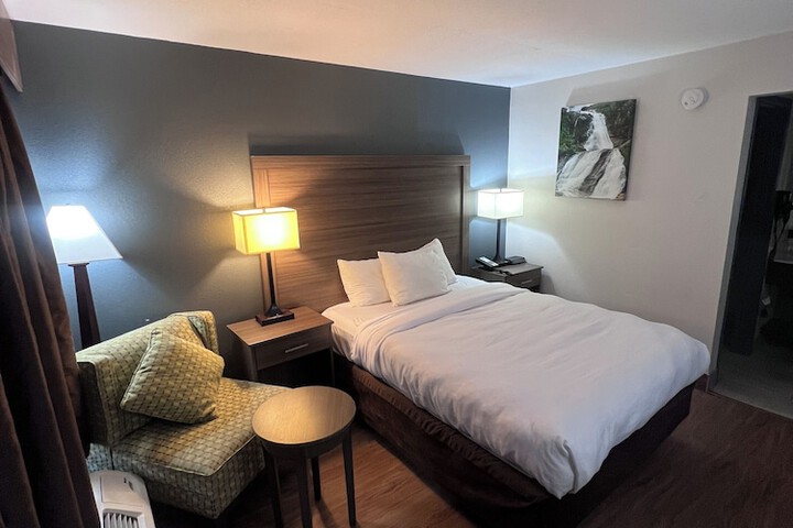 1 Queen Bed (2 of 5)