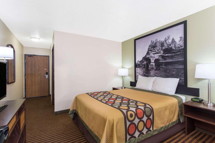 1 Queen Bed (8 of 14)