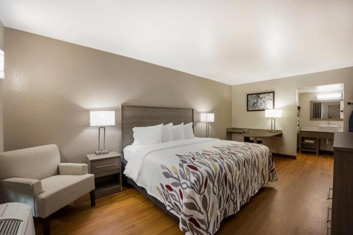 Deluxe King Bed (8 of 20)