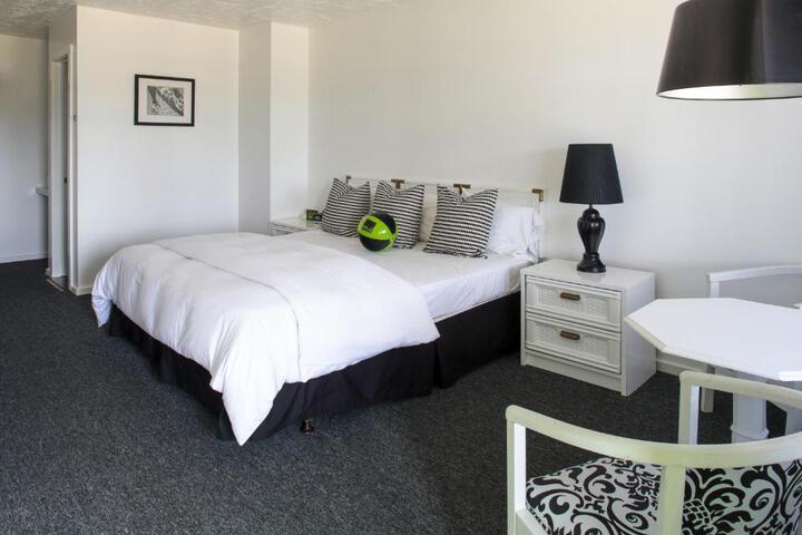 1 King Bed (3 of 7)