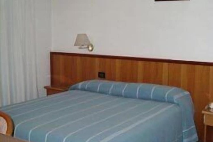 Room 11 of 34
