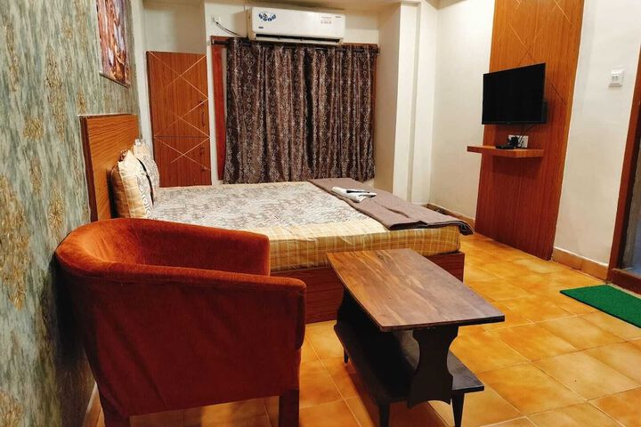 Room 10 of 12