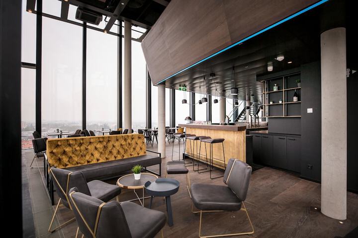 Lounge 80 of 111