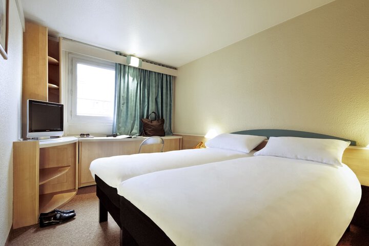 Room 3 of 62
