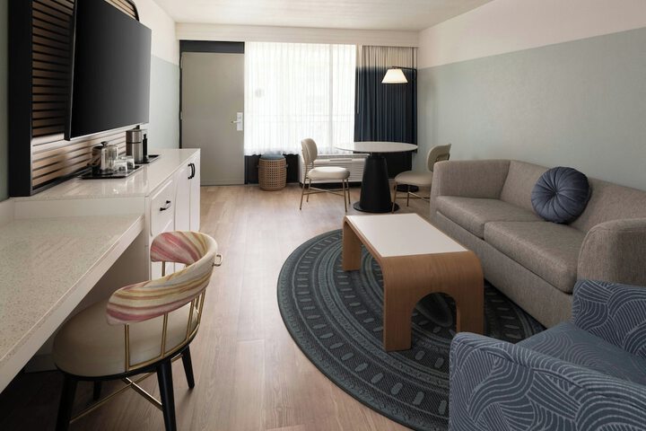 Room 32 of 80