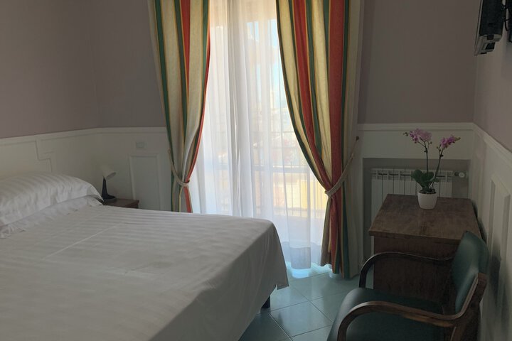 Room 10 of 28