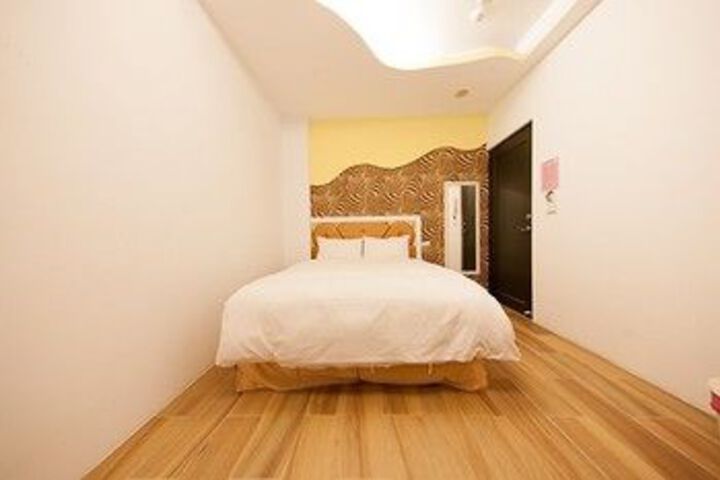 Room 9 of 14