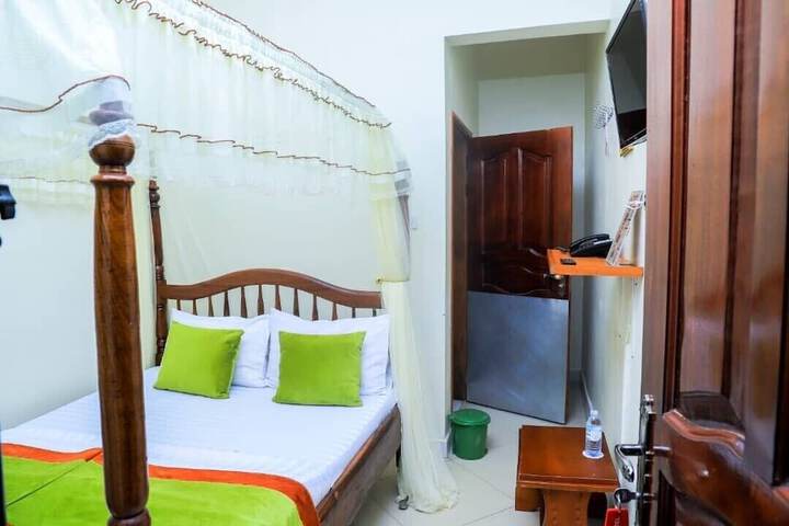 Room 5 of 11