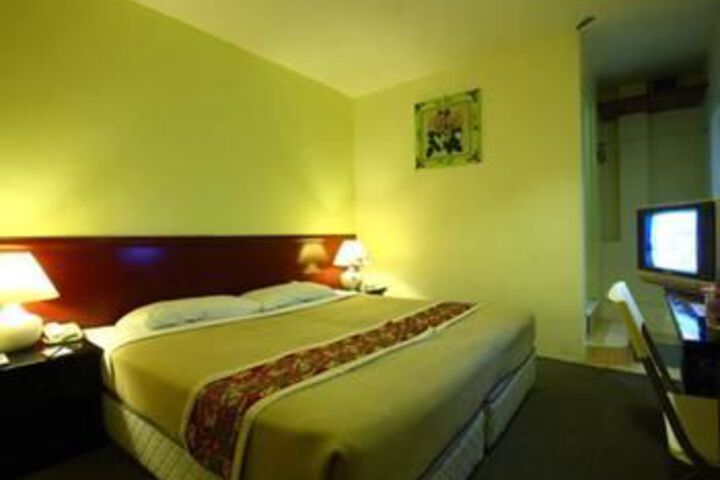Room 11 of 13