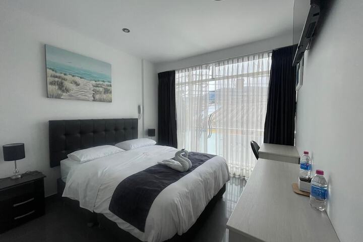 Room 4 of 7