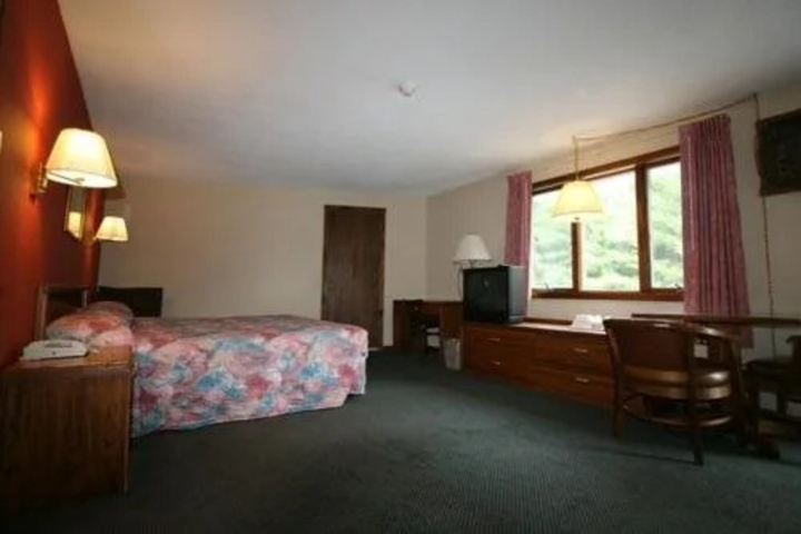 Room 5 of 9
