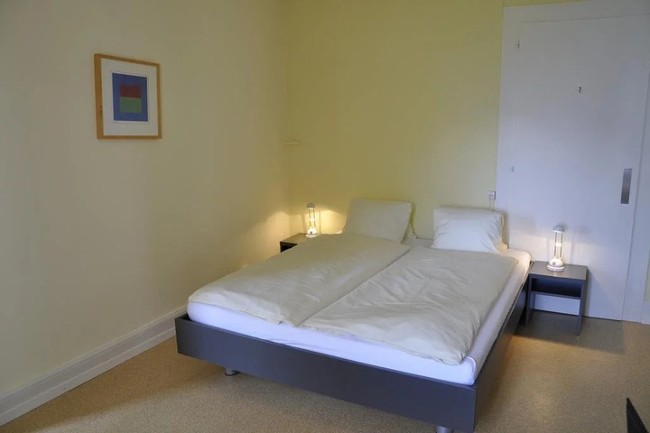 Room 4 of 8