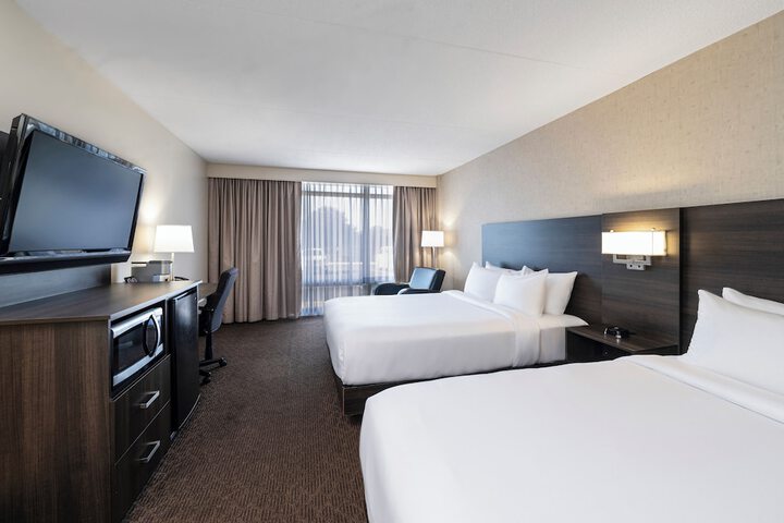1 Queen Bed (6 of 8)