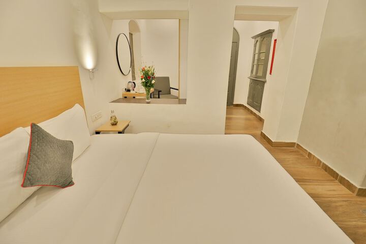 Room 8 of 33
