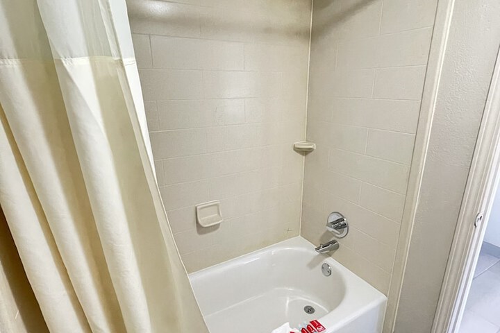 Room 33 of 38