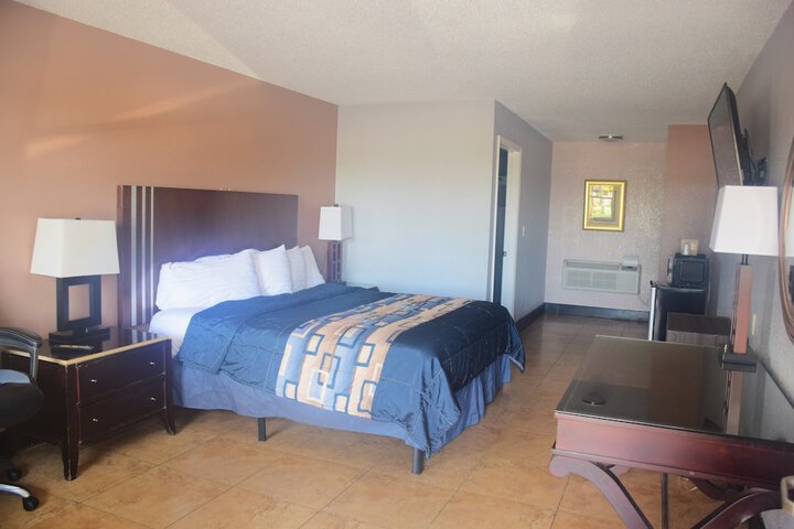 1 King Bed (4 of 5)