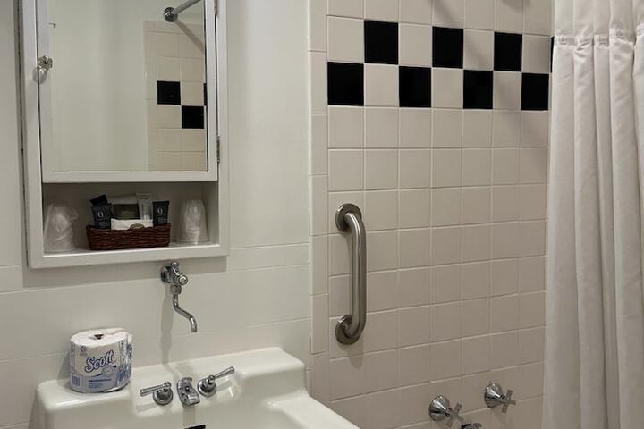 Interior Economy Queen Bed Pet Friendly (24 of 47)