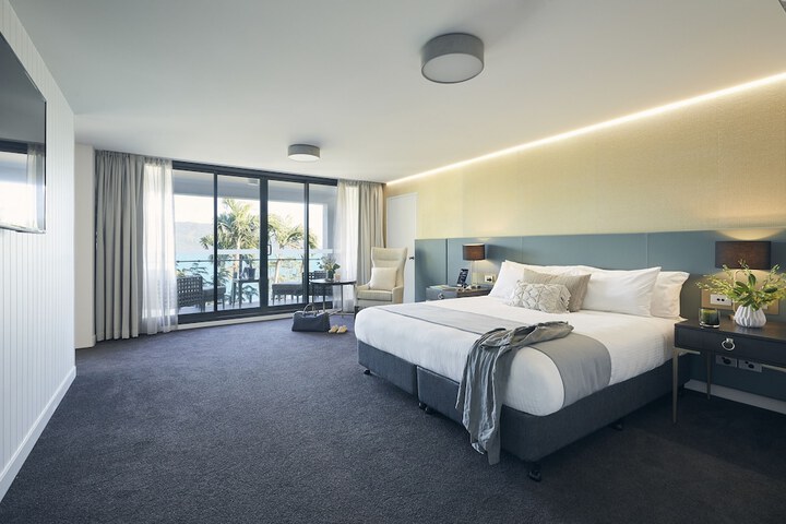 Room 4 of 99